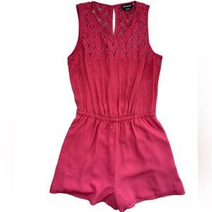 BEBE Women's 'KASSY' Salmon CROCHET TRIM SLEEVELESS POCKET LACE ROMPER SUIT- XS